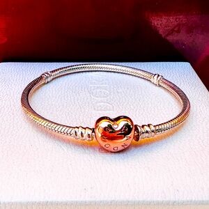 Authentic pandora Rose Gold bracelet size 7.1 in comes with dust bag 🌺🌹🍄🌺🌹🍄🌺🌹🍄🌺🌹